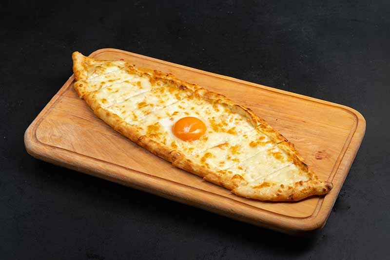 Пиде с сыром и яйцом